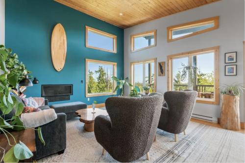 Panoramic Rainforest & Ocean Views, Fire Pit & EV Plug in Ucluelet