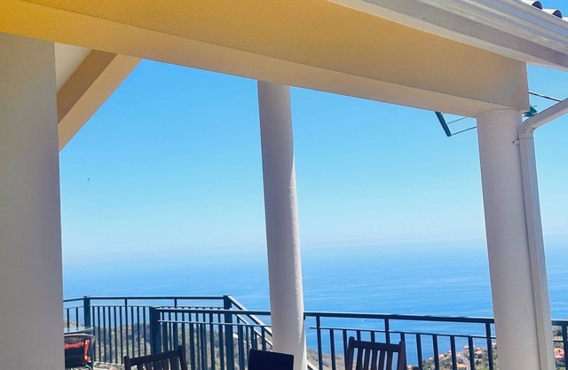 Panoramic sea and Mountain View 2 Bedroom House
