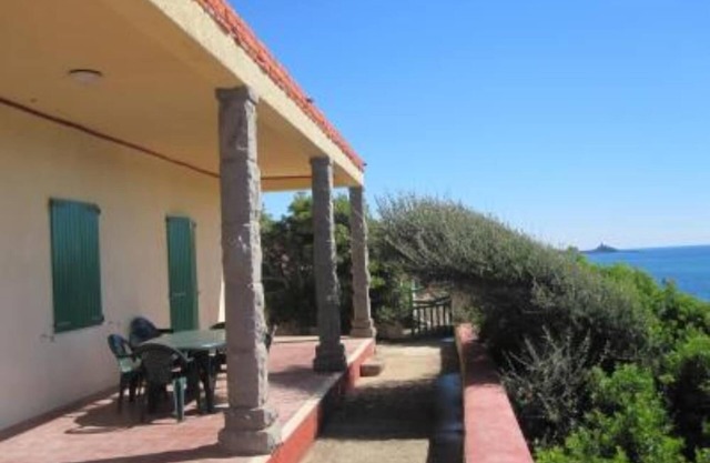 Freistehendes Ferienhaus mit Panoramablick über das Meer und direktem Zugang zum Strand