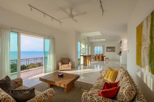 Panoramic Seaview Holiday Home - Batu Ferringhi