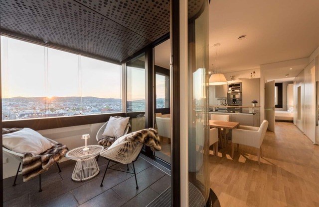 Panorama-Suite mit Blick über Wien, Wlan und Parkgarage