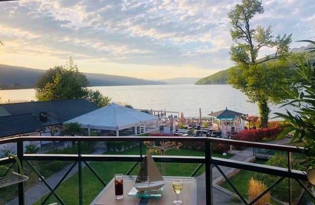 Panoramablick Segelbucht Füße im Wasser ANNECY DUINGT LAKE