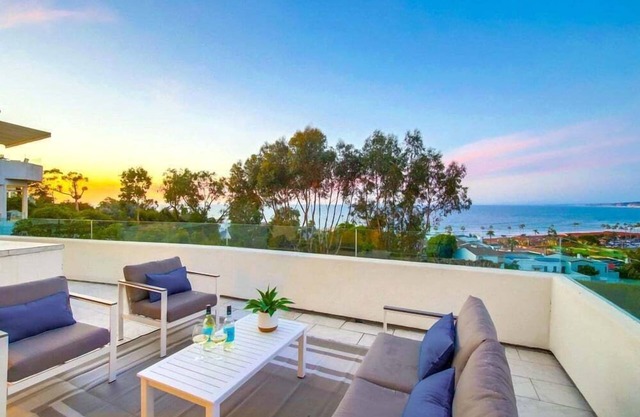 *FEBRUARY SPECIAL* Panoramic View Estate * 3 Levels * 4 Outdoor Spaces