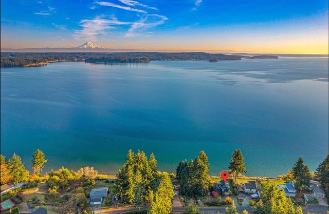 Panoramic views of Mount Rainier and Henderson Bay