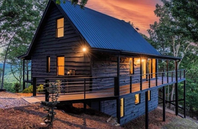 Panoramic Views! Wrap around Deck, Hot Tub & Grill