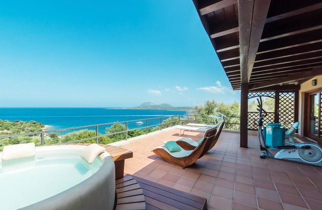 Panorama-Villa in der Nähe eines privat ausgestatteten Strandes