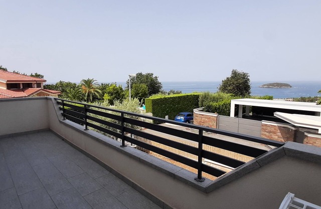 Panoramic villa with garden