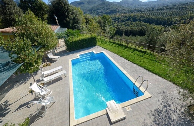 Panorama-Villa mit Pool, zwischen dem Wald und der Olivenhain von Rura Colimus