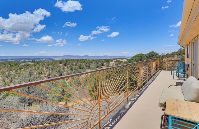Panoramic Vistas & Pergola: Silver City Escape!