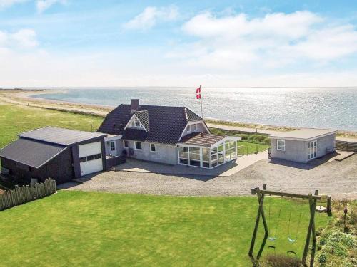 Panoramic Waterside Retreat-By Traum