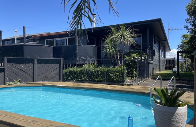 Papamoa beach, house with pool & spa, quick 4 min walk to the beach!