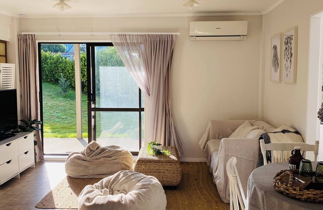 Papamoa Beach-Step to the water, restaurants & cafe 2 Bdrm lower level apartment