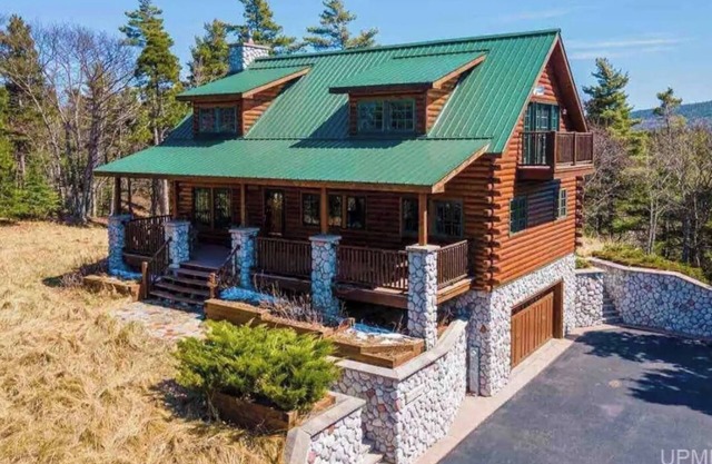Paradise at Great Sand Bay -2-bedroom log house with AC, WiFi in Eagle Harbor