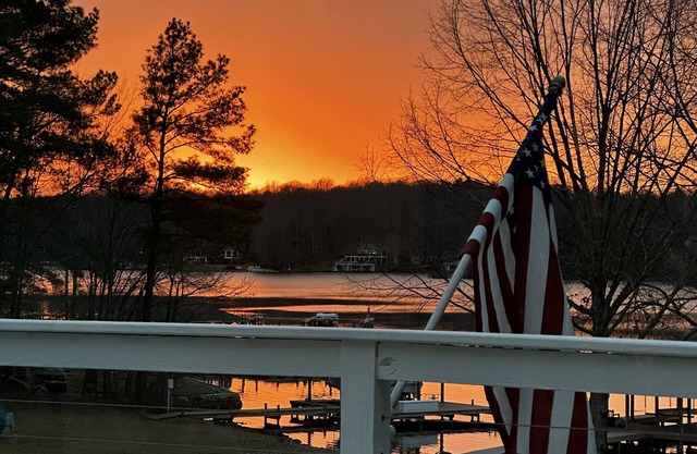 Paradise at Sunset Point: hot tub, waterfront and dog friendly property