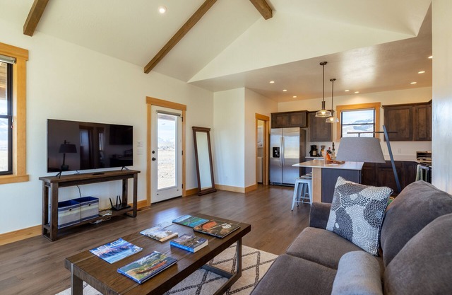 Paradise Awaits Montana ! A new modern cabin between Livingston & Yellowstone