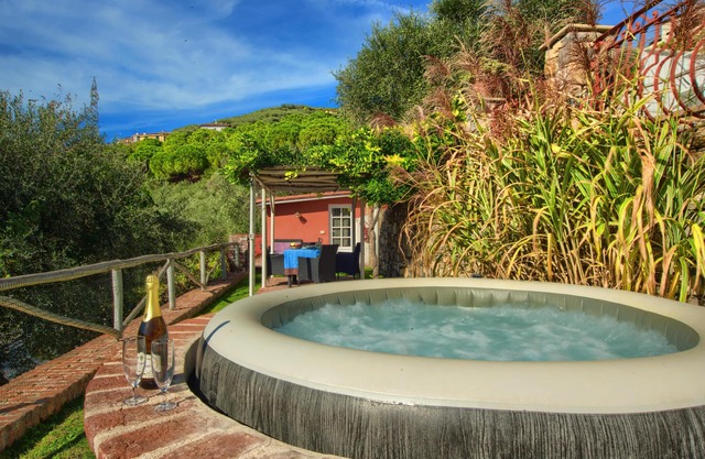 Paradiesecke mit eigenem beheiztem Whirlpool, Garten, WLAN und Parkplatz