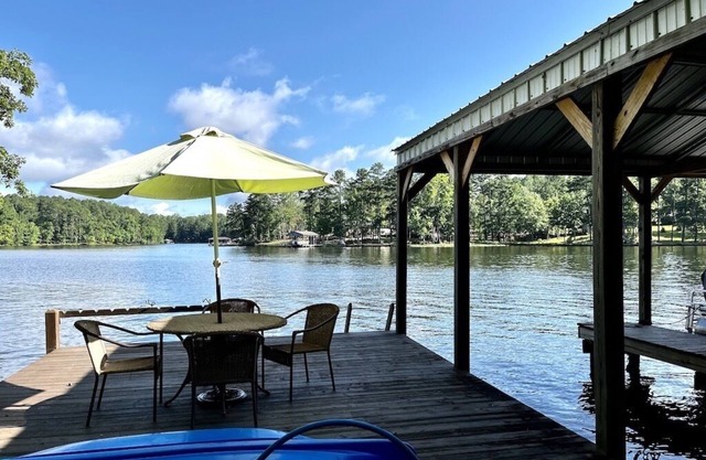Paradise Cove: Pet friendly, Lakefront, EV Charging, Kayaks, Boat Slip, Fire pit