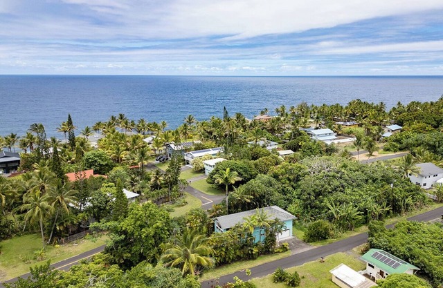 Paradise found! 3-bedroom home with large lanai two blocks from the ocean