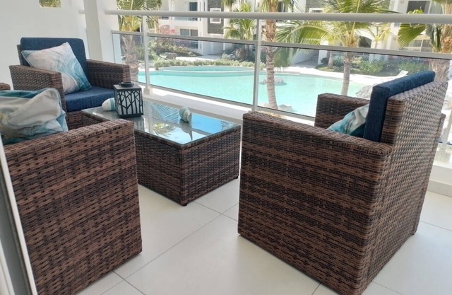 Paradise Found - modern, spacious condo 15 min walk to the beach