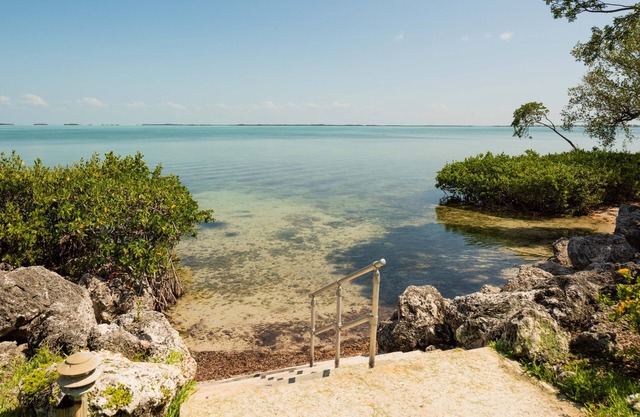 Erstaunliches Key Largo-Stadthaus mit zwei Schlafzimmern in Buttonwood Bay mit privatem Bootsbeleg