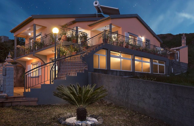 Paradise House Calheta. ganze Haus mit 3 Schlafzimmer, 1 km vom Strand entfernt calheta