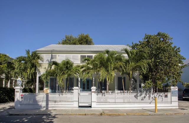 Paradise Island suite-2 bedroom 1 bath, a block off Duval St w/pool, parking