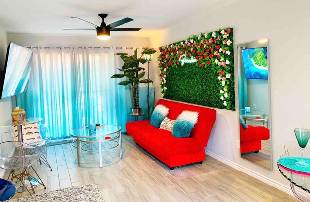 Paradise* King Bed, Cozy Quiet Condo, Golf Pool Lake, Ideal for Longer Stays!