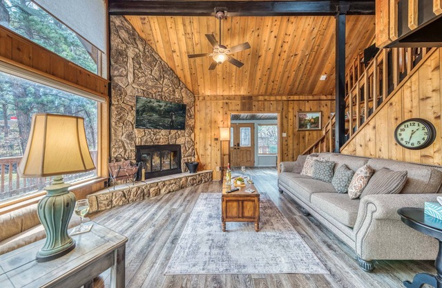Paradise on the River | Wood Fireplace, Hot Tub!