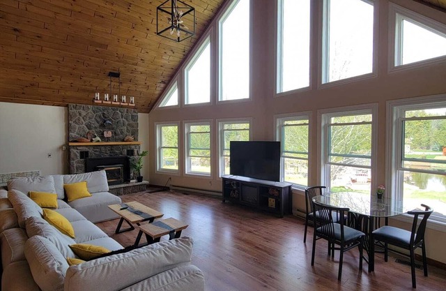 🌞Paradise Palace Waterfront Cottage hottub 7BR🌞 3500 sq ft. Large games room