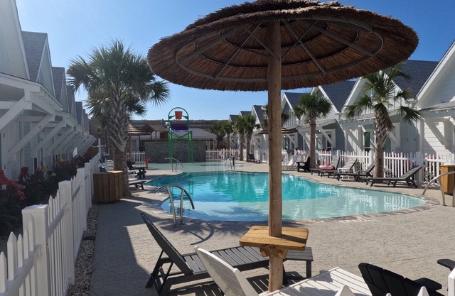 Paradise Palms - Walk to Beach!