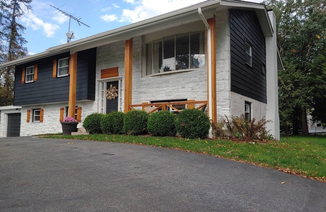 Paradise Place-Spacious home with Hot Tub+Fire Pit