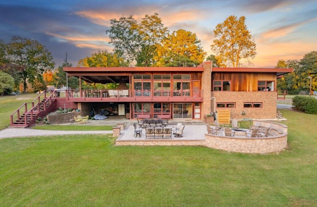 Paradise Point: Pool Table & Massive Outdoor Area!
