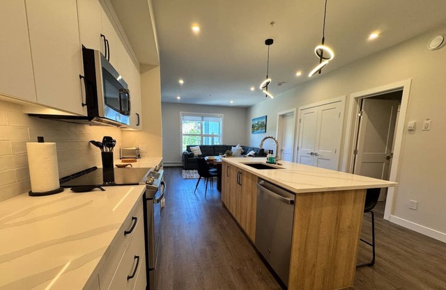 Paradise Point @ Riverstone - DT Condo Mnt Views