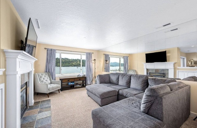 Paradise Point | Stunning Arrow Point Condo