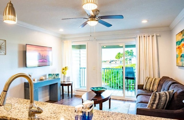 Paradise Point - Sunset Bliss, Tropical Flair