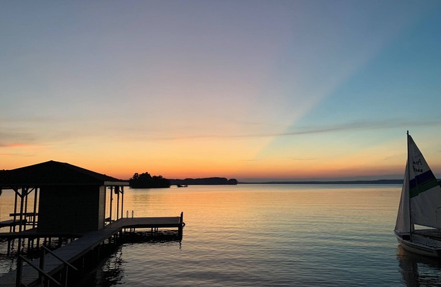 💥PARADISE POINTE: 2 Floors, 4 BDR, 7 Beds, Guests, PET FRIENDLY 🥇