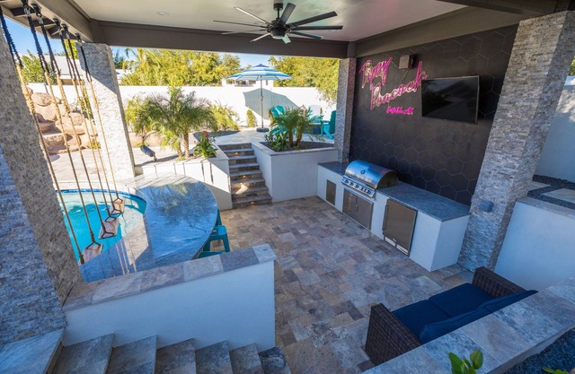 Paradise Pool~ Waterslide, Splash Pad, Swim Up Bar, Putt & More