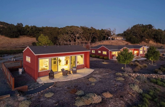 Paradise Ridge Vineyard Retreat - Hot Tub & Views