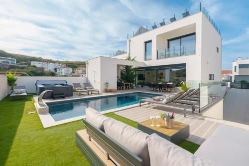 Paradise Villa, luxury villa near the beach