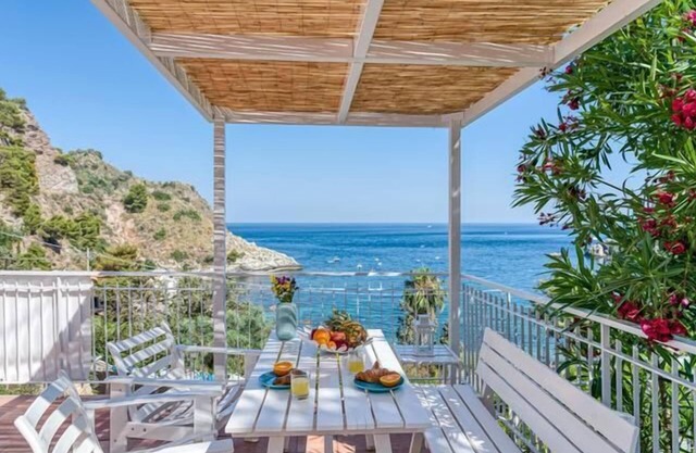 Paradisea Taormina mit Garten vor dem Meer