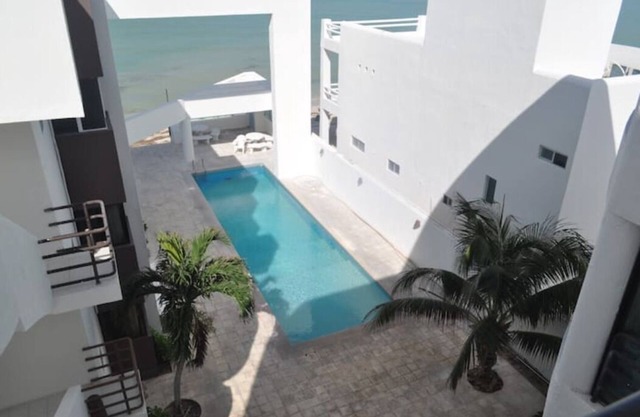 Paradisiac apartment facing the sea