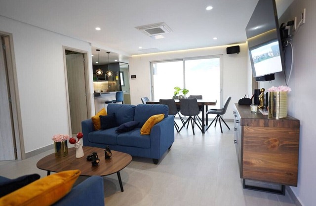 Parche De Lujo, one block to metro and Zona Viva