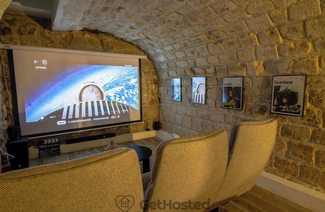 Charming flat with Jacuzzi in the heart of Paris - GetHosted