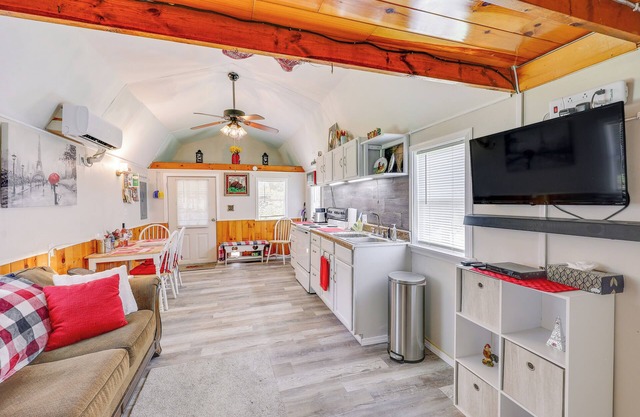 Paris Vacation Rental ~ 22 Mi to Mount Magazine!