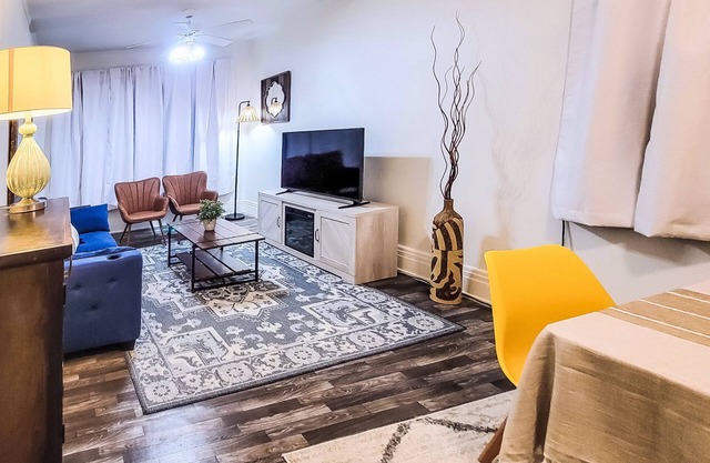Park Ave - Cozy & Spacious 1 bedroom Apt. w/Free Parking