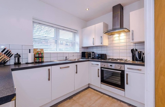 Park Lane Retreat: 3BR Home with Driveway Parking