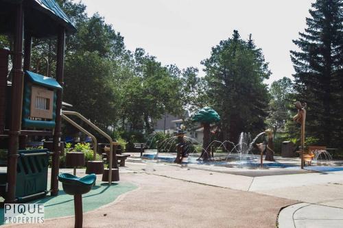Park Life Retreat - King Bed - Pet Friendly - Sleeps 6