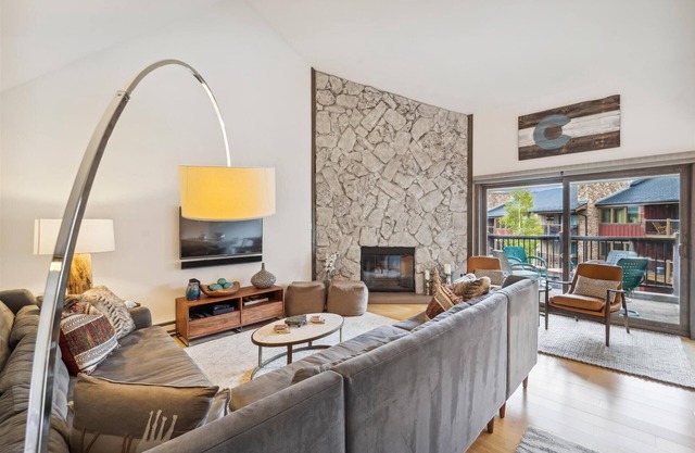 Park Place 302C: Great Location-Walk to Town & Skiing