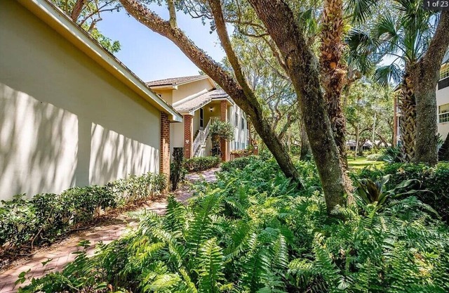 Park Shores Seasonal Rental 2-BR condo in charming Indian River Shores