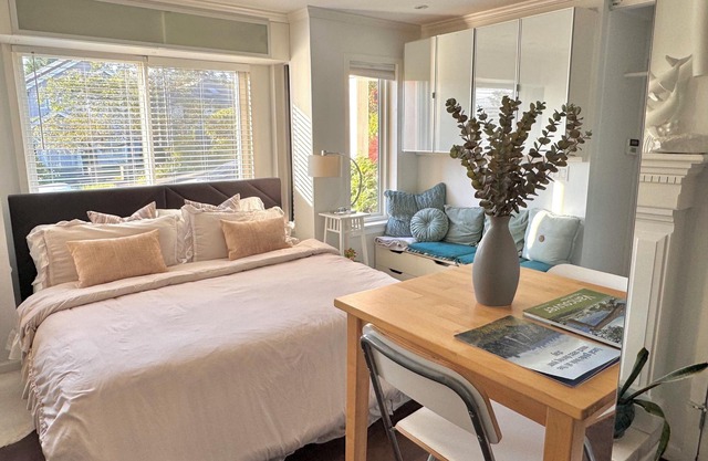 Park Side Getaway! Beautiful studio next to park.